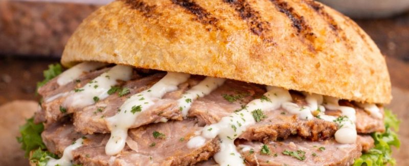 Molletito de carne mechada con lechuga y alioli